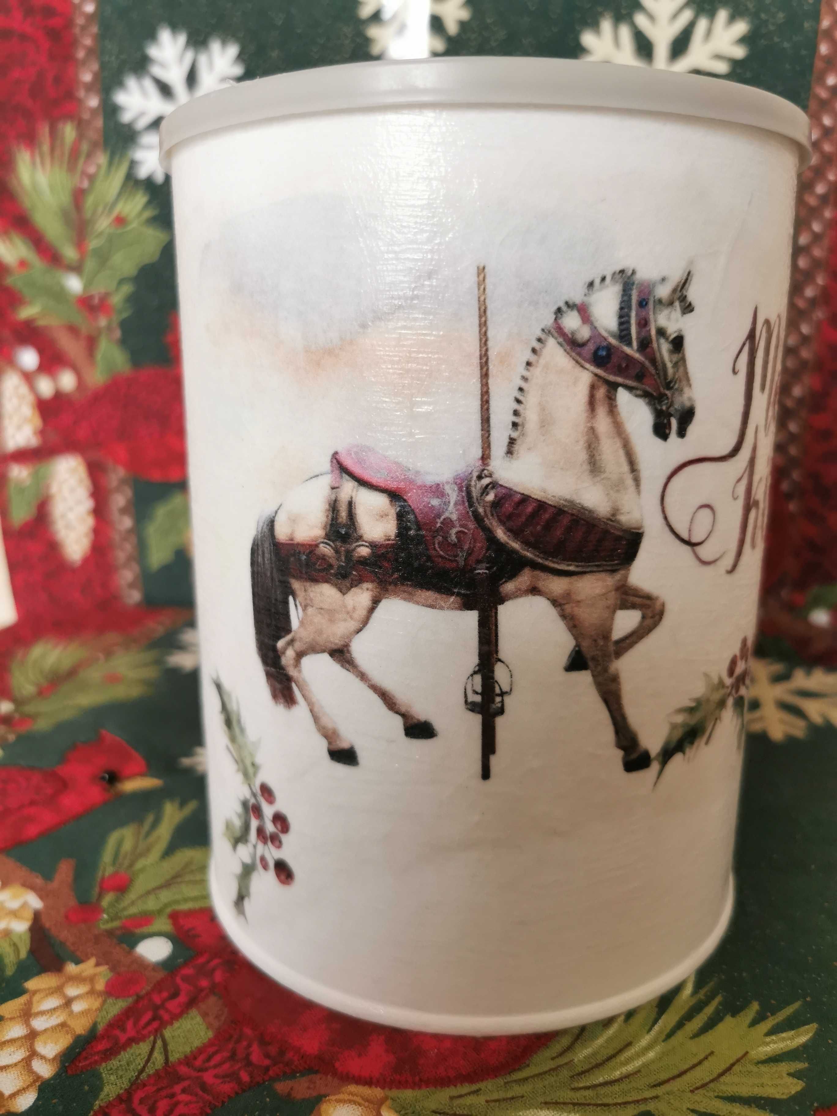 Puszka Bożonarodzeniowa zdobiona metodą decoupage