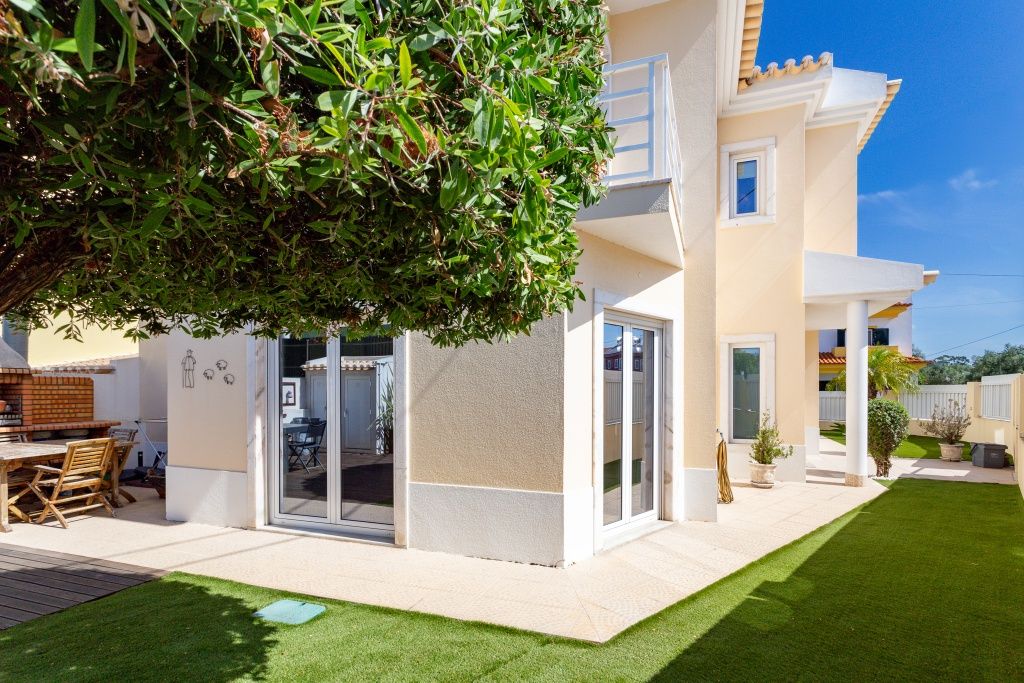 Moradia V4 isolada e de gaveto, com jardim e garagem.