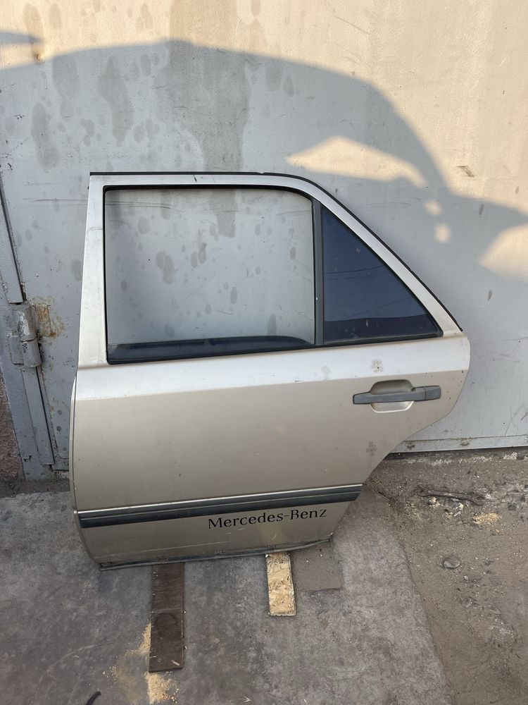 Задні двері Mercedes 124