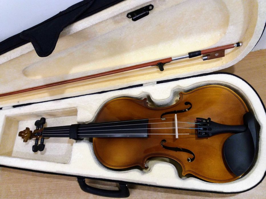 Skrzypce drewniane 4/4, smyczek, futerał, kalafonia