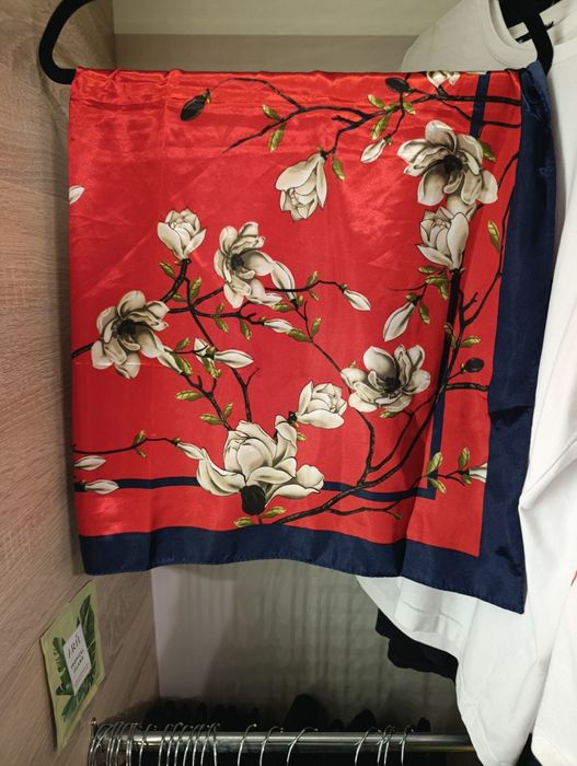 Apaszka chusta satynowa w kwiaty