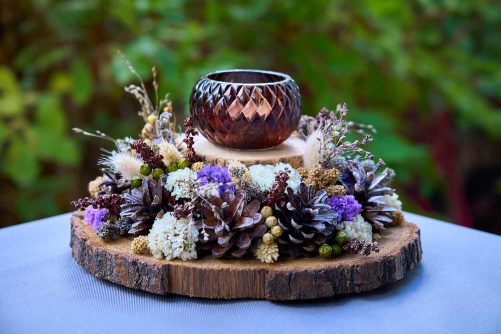Dekoracja/stroik/świecznik z suszonych kwiatów na plastrze drewna