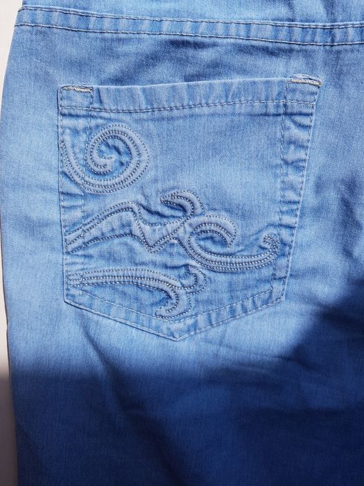 Jasnoniebieskie letnie jeansy rybaczki