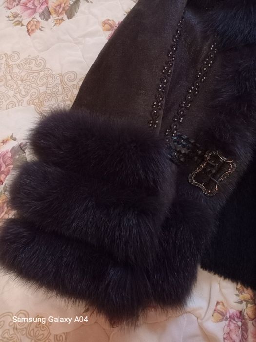 Продам шикарнейшую натуральную шубку для настоящей леди с мехом песца