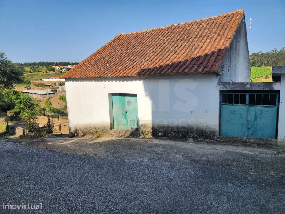 Armazém com Terreno e Vista de Campo em Vila Chã