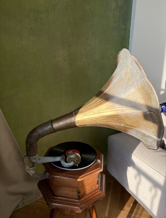 Вінтажний грамофон His Master’s Voice