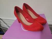 Czerwone buty na obcasie