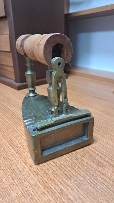 Stary żelazko mosiężne z rączką drewnianą kolekcjonerskie, dekor (144)