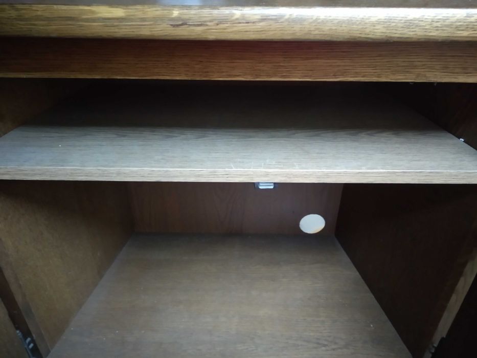 Dębowa szafka RTV z ruchomym blatem