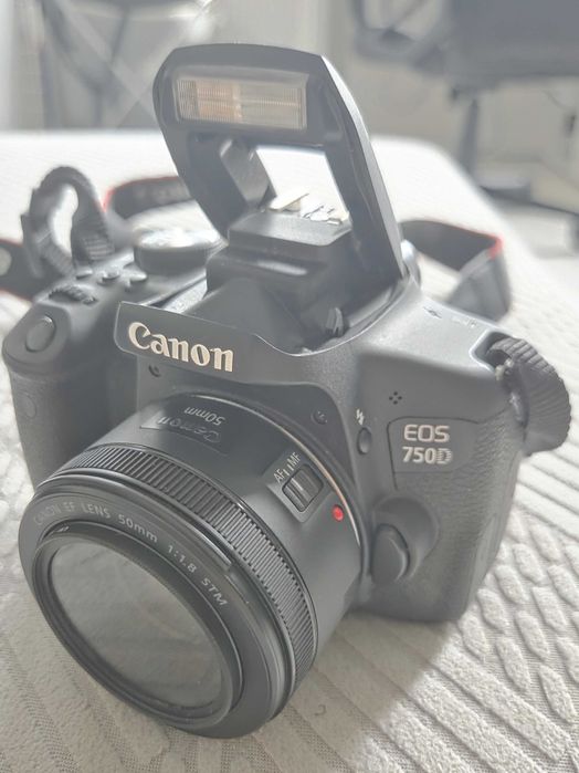 Lustrzankę Aparat Canon EOS 750D z dwoma obiektywami 18-55mm i 50mm