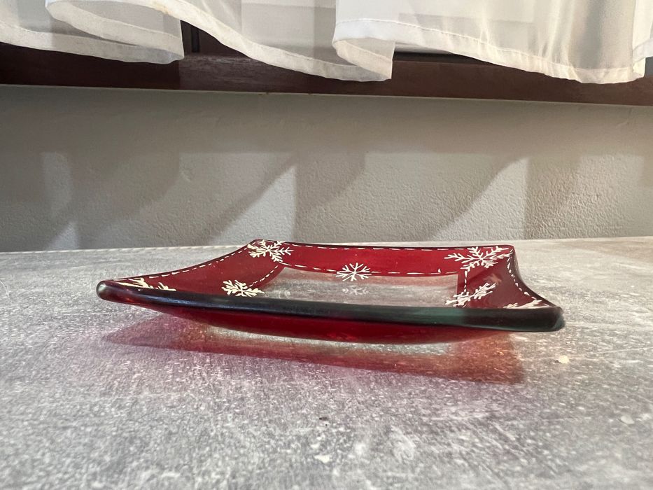 Talerz / podstawka świąteczna czerwona w śnieżynki