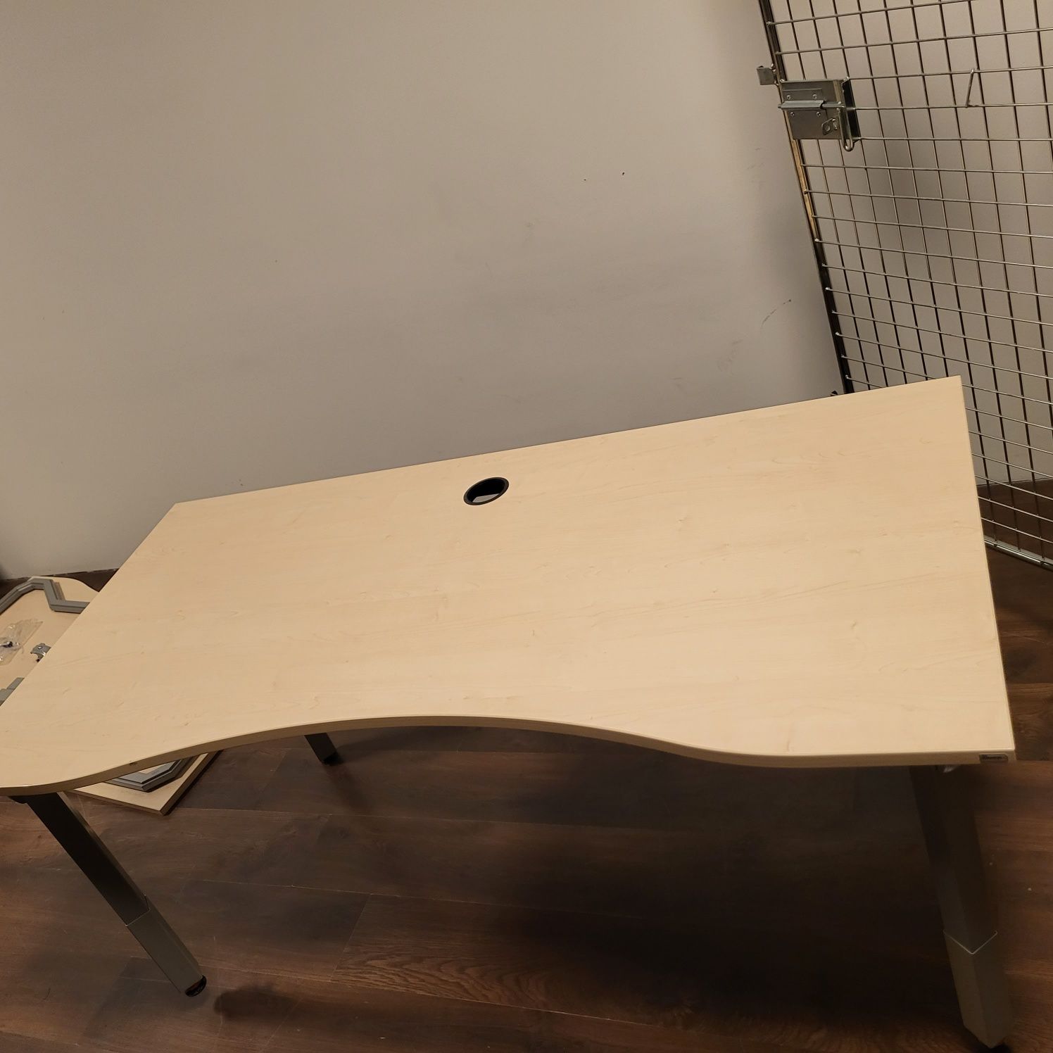 Drewniany stół z metalowymi nogami. Rozmiar 80×160 cm.