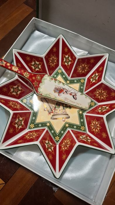 Сервірувальне блюдо з новорічної колекції Lefard.
Це порцелянове блюд