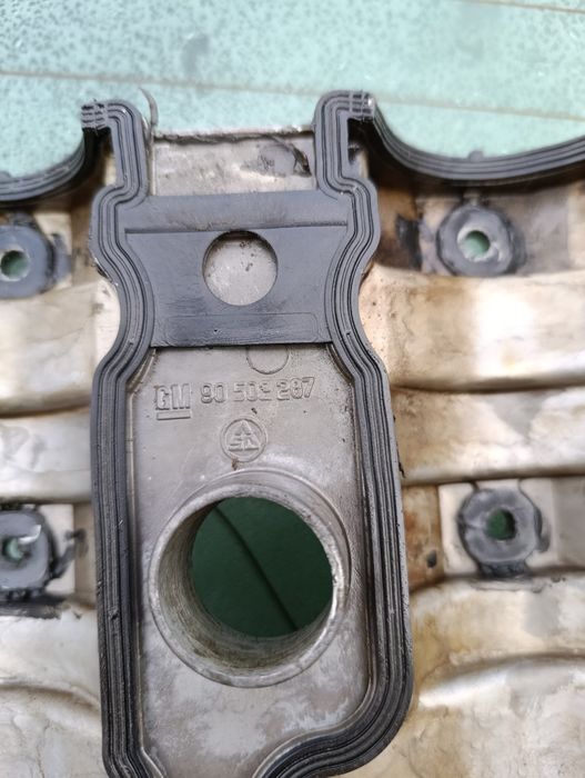 Клапані кришки Омега б 2.5, 3.0 бензин. Кришки розпредвалу омега б 2.5