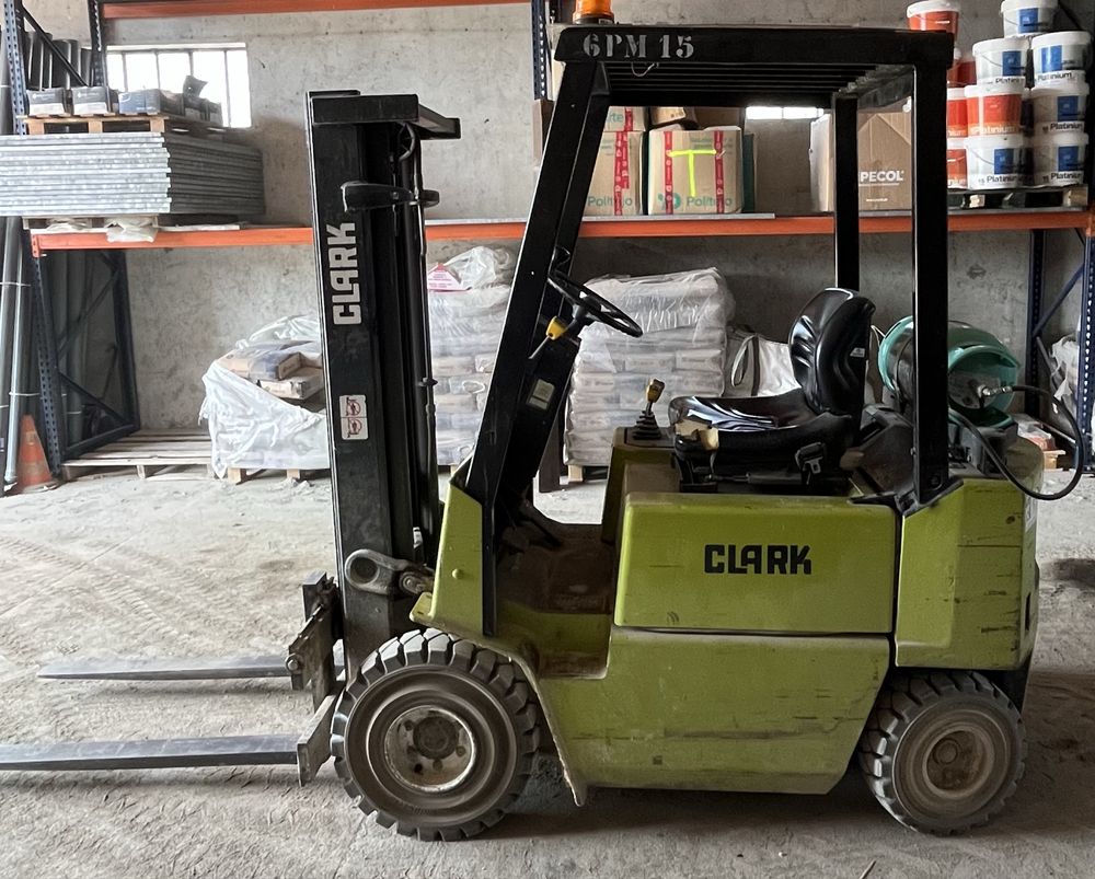 Empilhador Clark 1500kg Gás