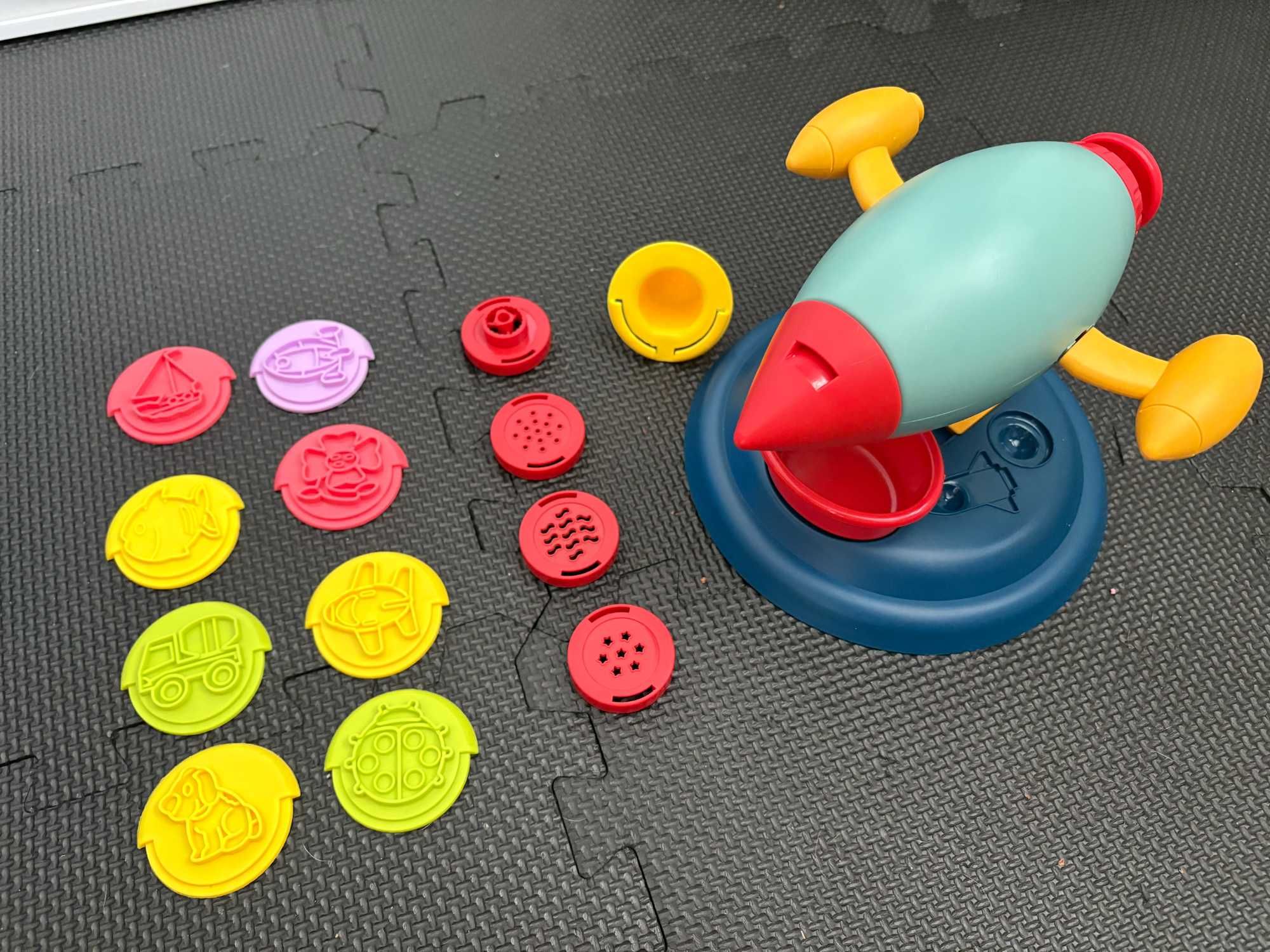 Zestaw foremek do ciastoliny makaronu Rakieta Kosmos PlayDoh
