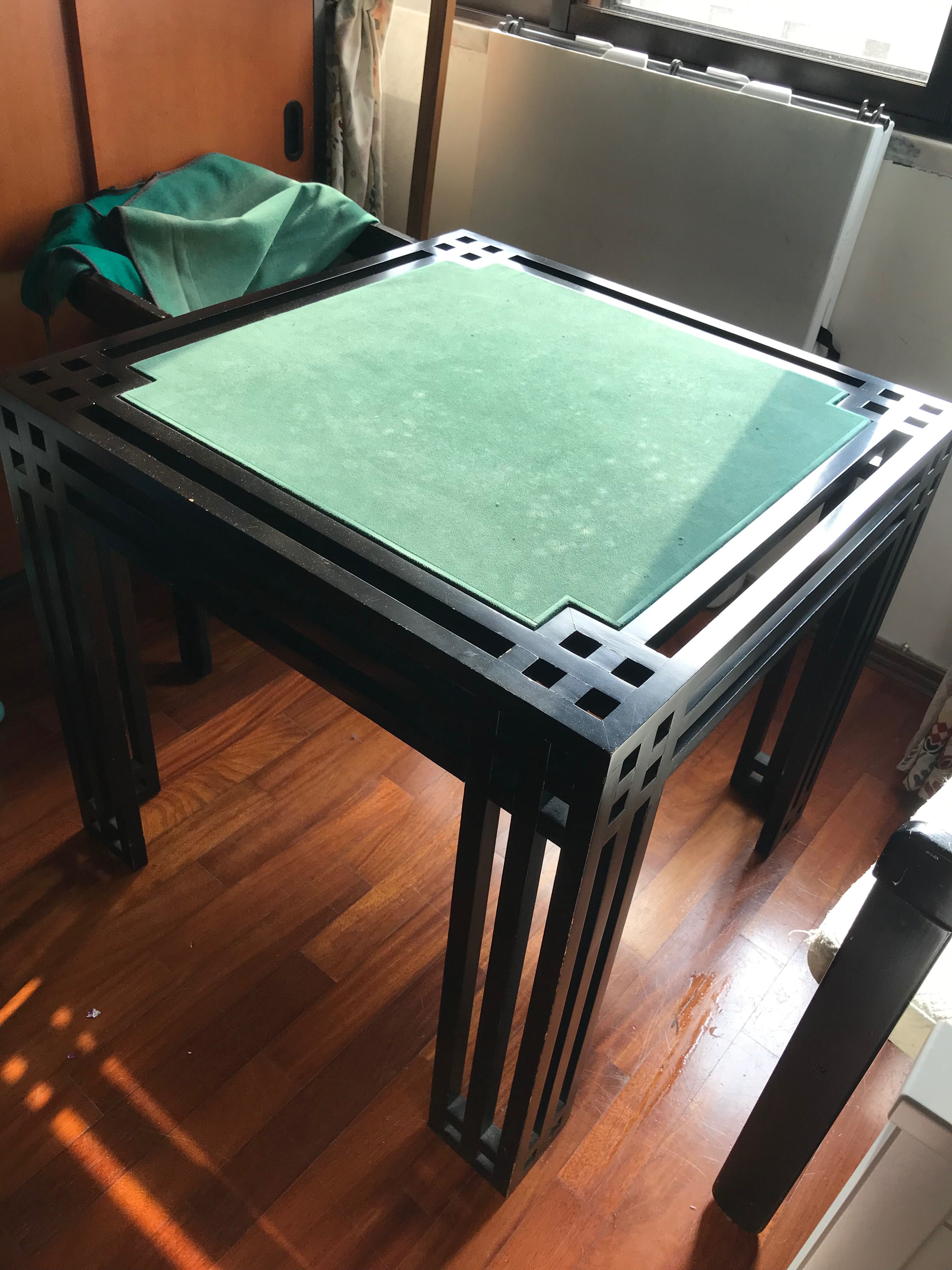 Conjunto mesa de jogo e cadeiras