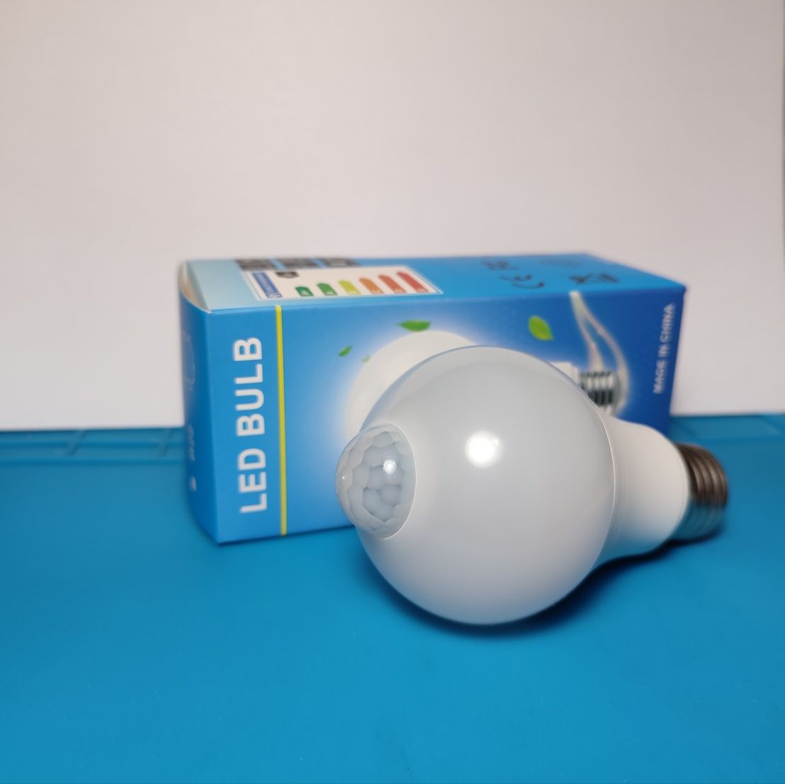 Светодиодная лампа с датчиком движения 12 Вт , E27
