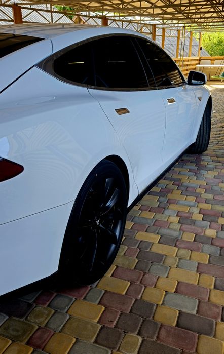 Продам Tesla S p85+