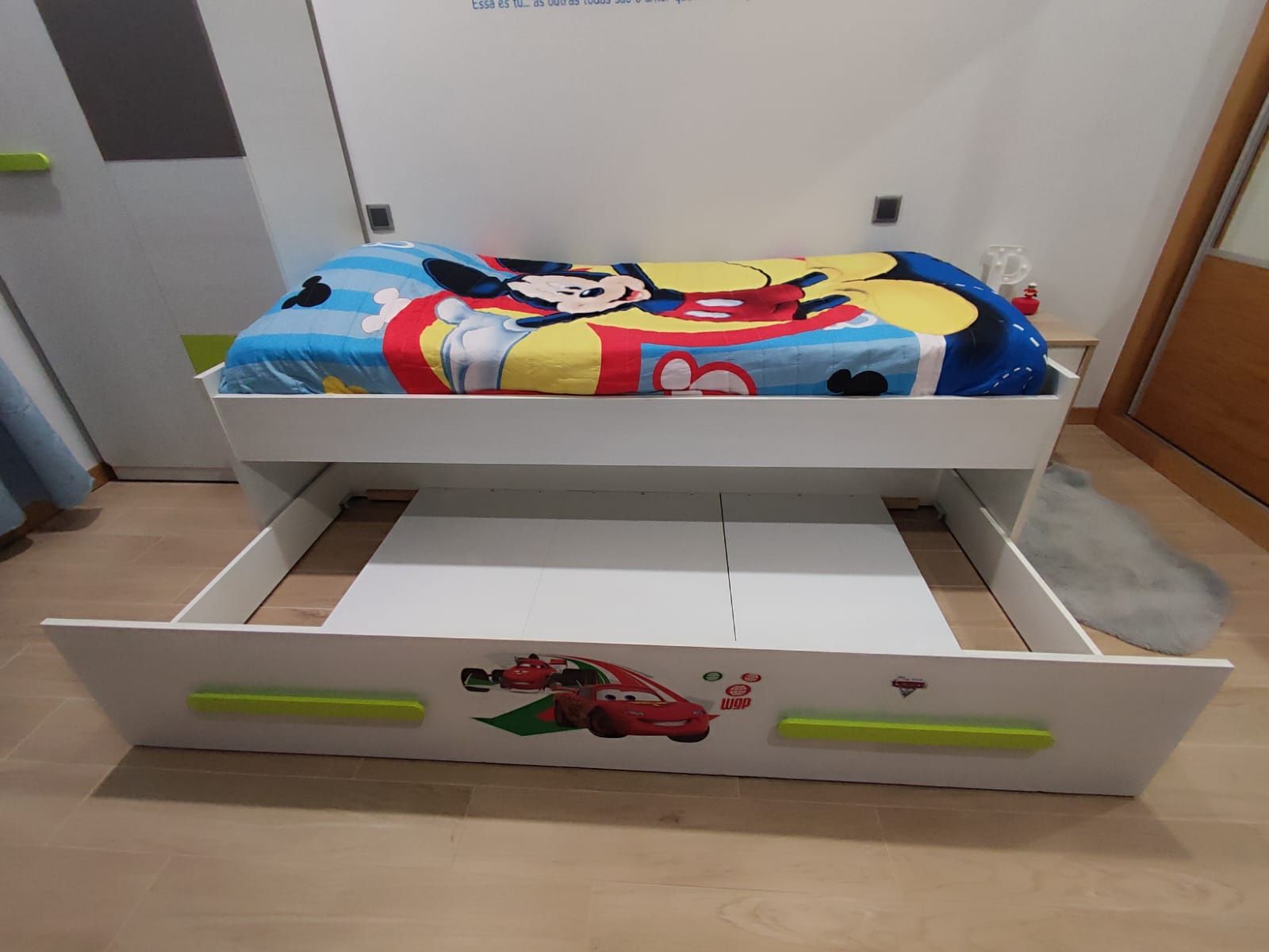 Cama  de solteiro (criança) com roupeiro