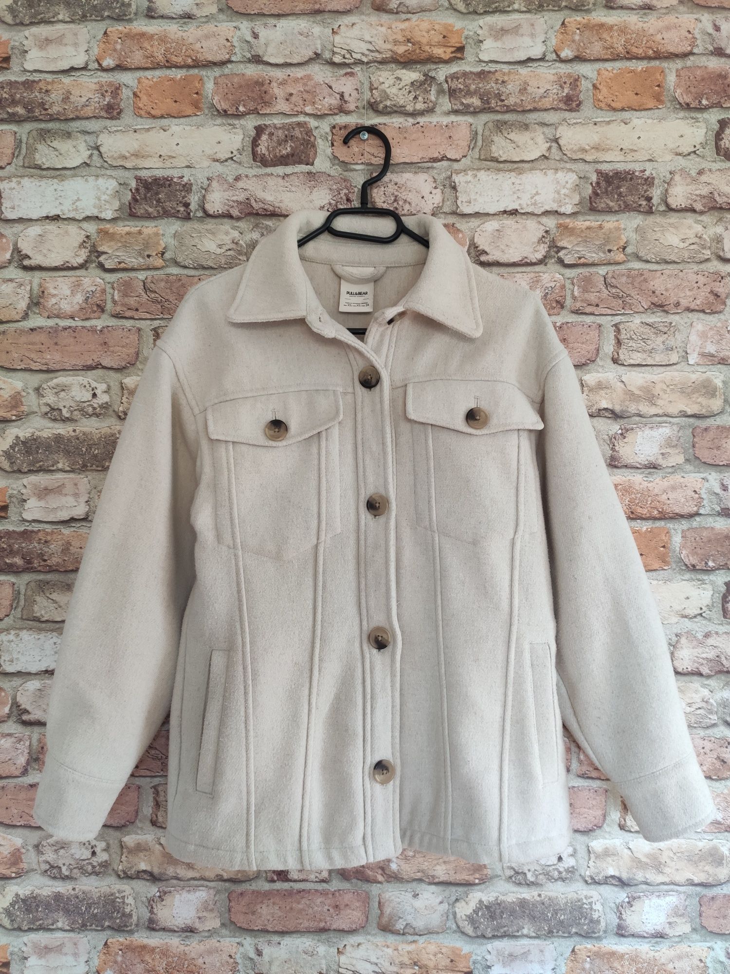 Luźna kurtka koszulowa typu oversize firmy Pull&Bear