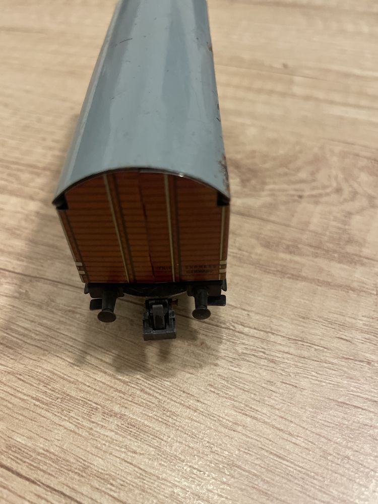 Dwuosiowy wagon Trix HO