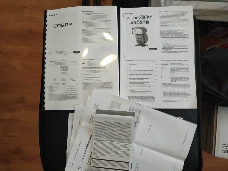 Aparat fotograficzny bezlusterkowy Canon EOS RP, obiektyw, lampa błysk