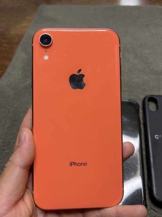 Iphone Xr laranja com 4 capas de oferta