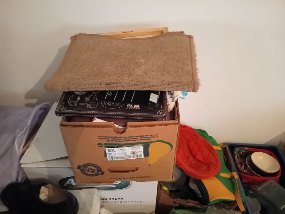 5 Caixas com coisas domésticas (pratos,copos,etc)