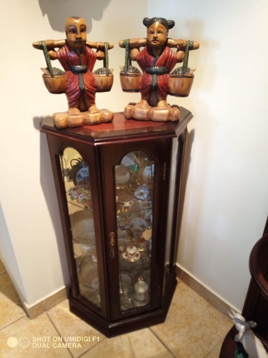 Vendo bonecos em madeira e vitrine