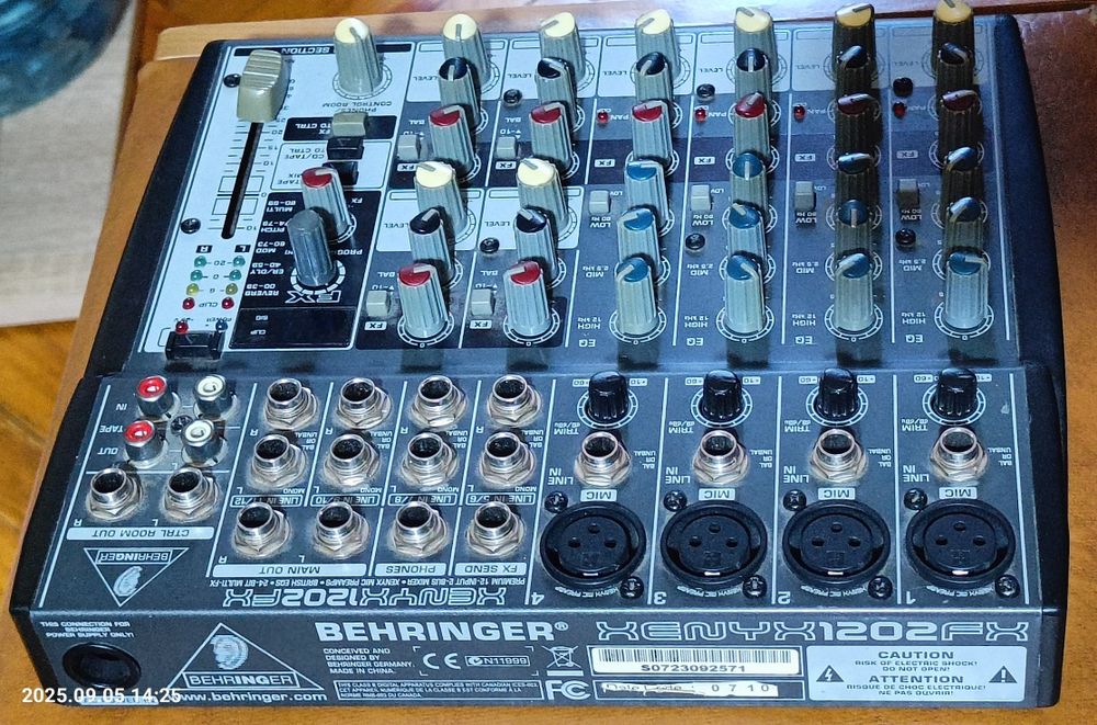 Мікшерний пульт Behringer XENYX 1202 FX