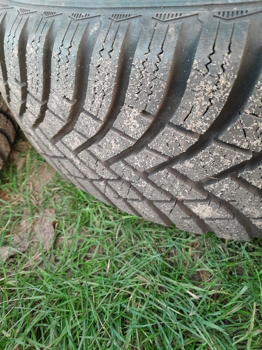 Oryg. koła 195/65/15 5x112 Golf V opony zima 22r.