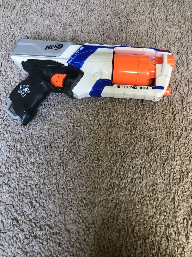 Pistolet nerf z dodatkowym uchwytem