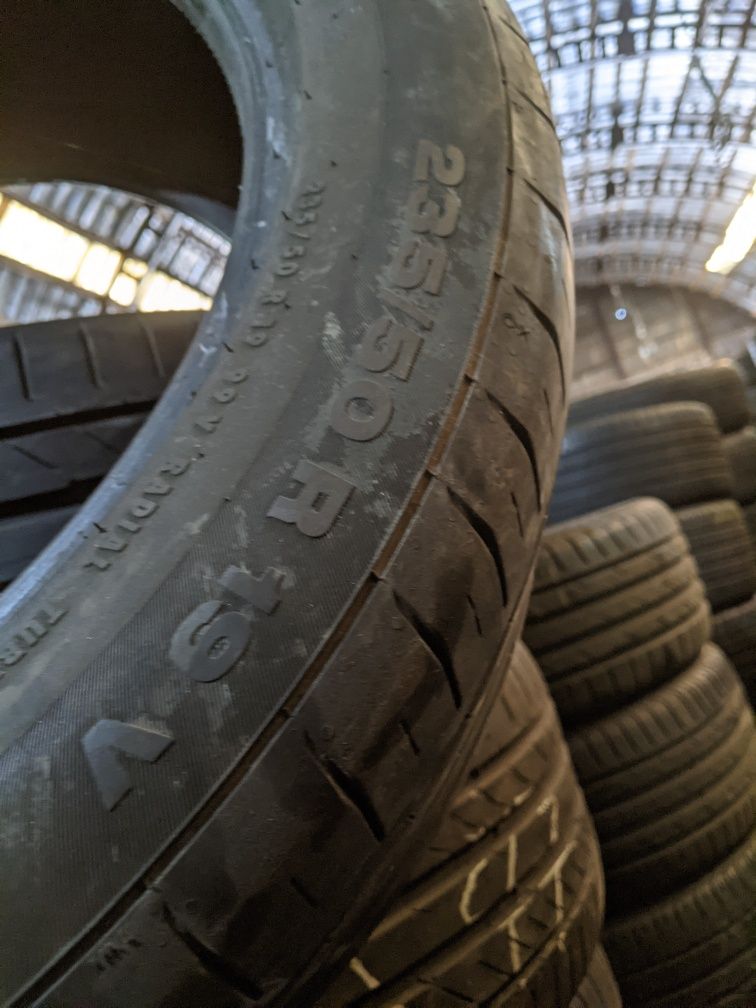 235/50R19 Continental