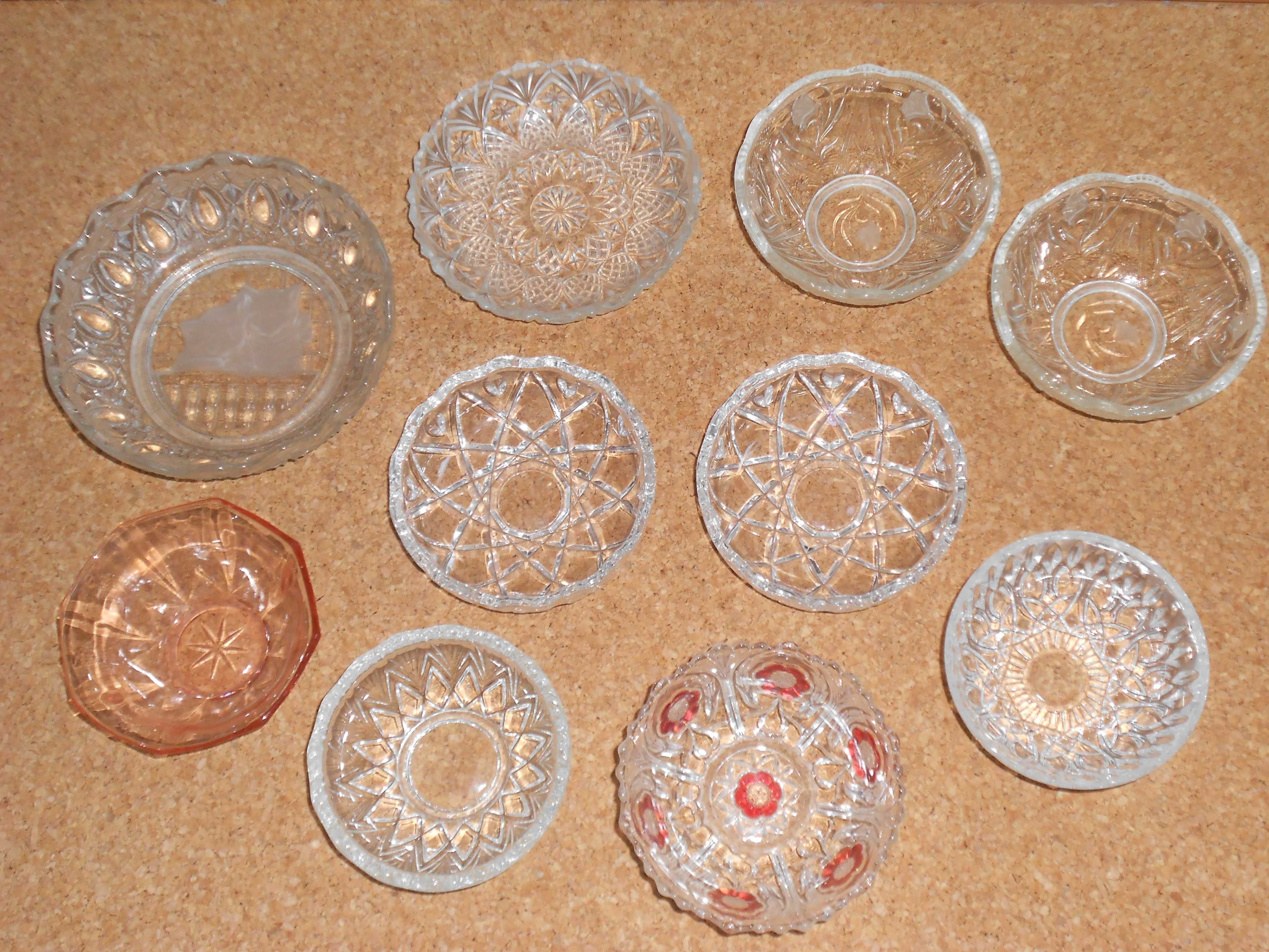 Diversos pratos e taças antigas em vidro trabalhado