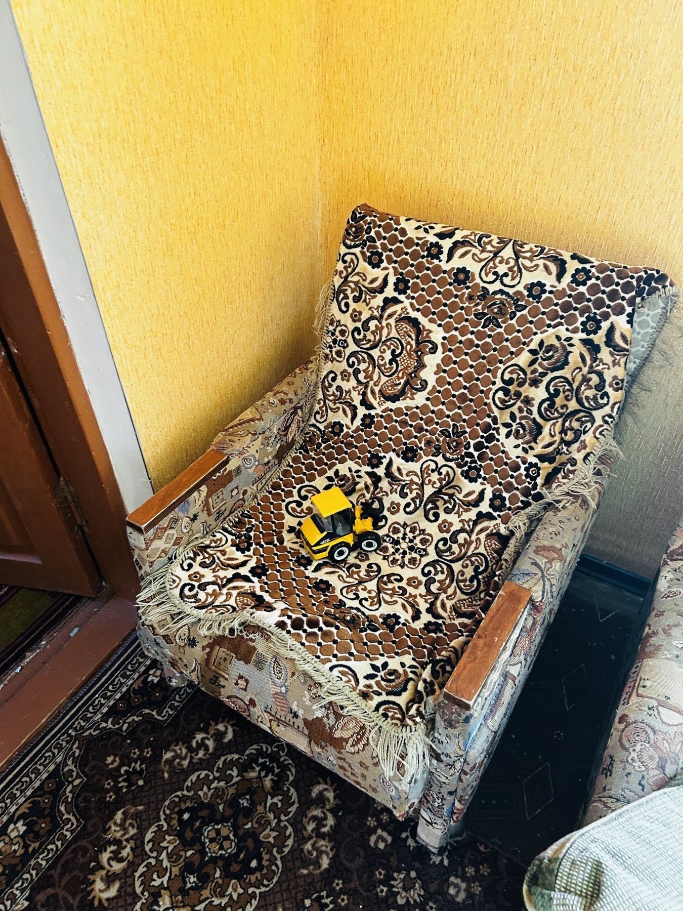 Диван і два крісла.