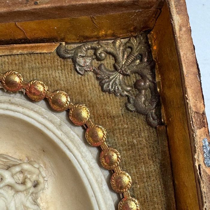 Płaskorzeźba z głową Chrystusa, sygnowana „Morel Ladeuil” XIX wiek
