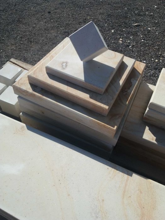 Шапки та парапеди з природнього камня