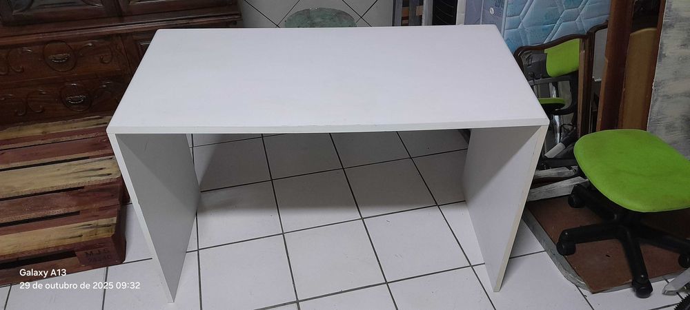 3 secretárias em diversas cores