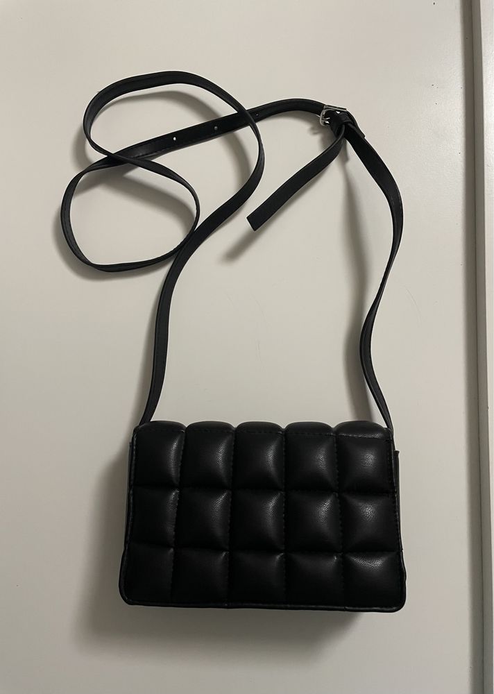Czarna torebka pikowana