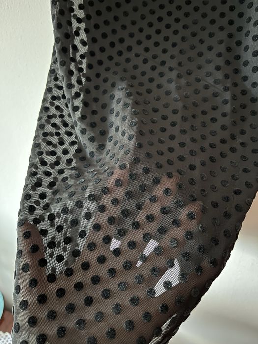 Vestido preto justo com bolinhas em veludo , forrado tam M