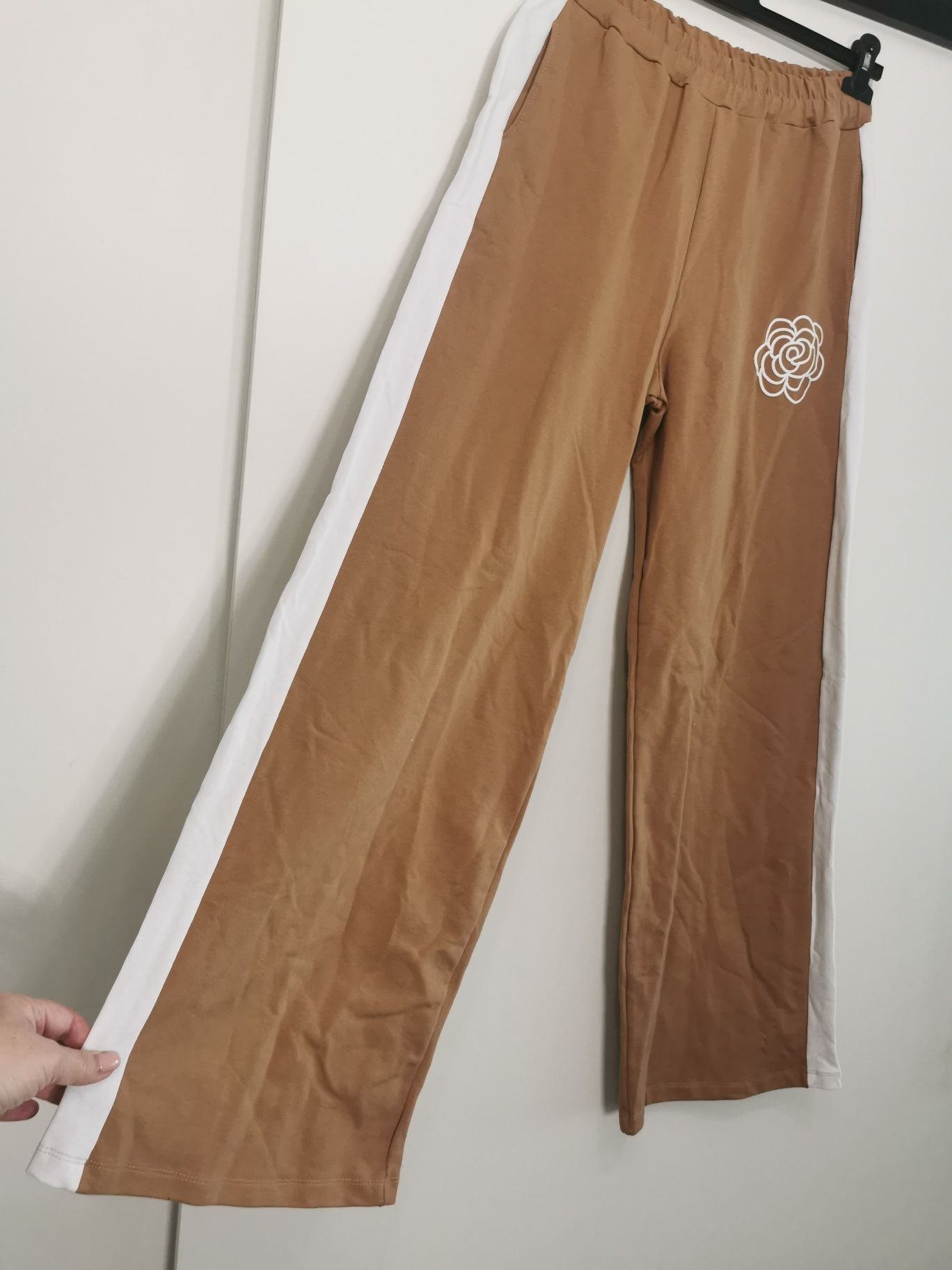 Śliczny karmelowo biały bawełniany komplet damski oversize