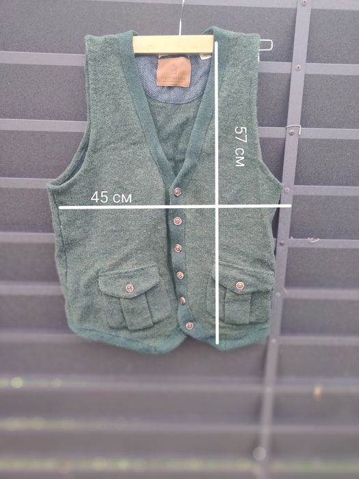 Шерстяная жилетка бутылочного цвета размер М