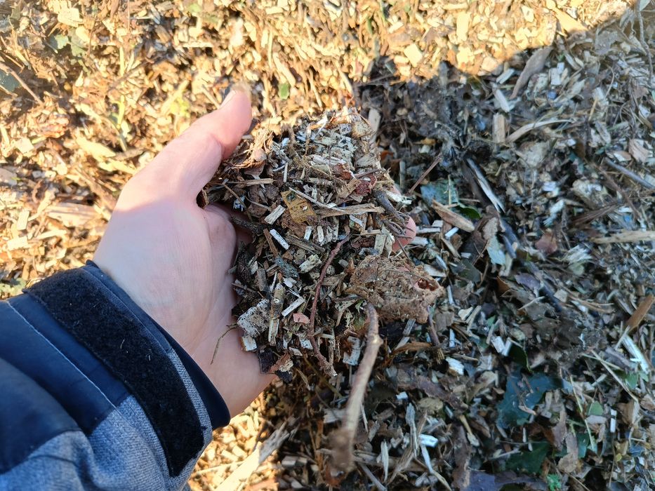 Zrębka ogrodowa zamiennik kora sosnowa ziemia ogrodowa torf odkwaszony