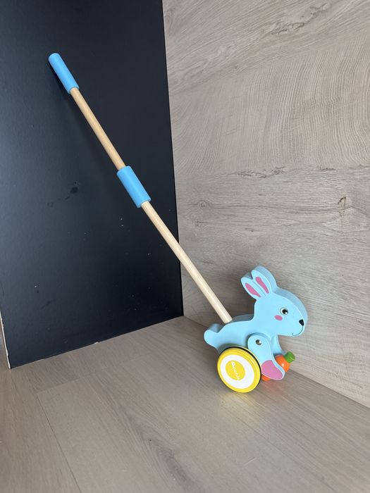 Pchacz drewniany krolik chodzik elefun