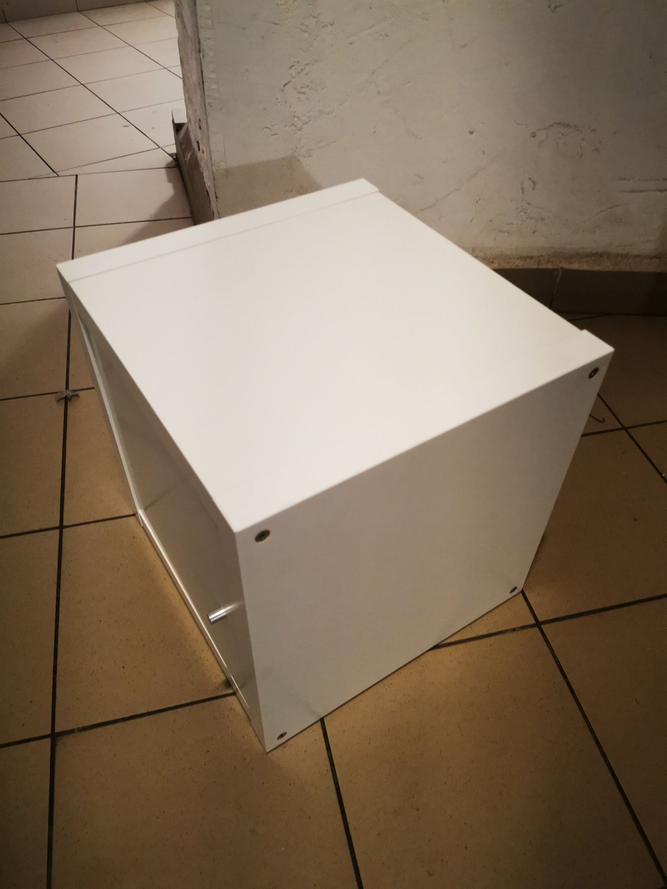 Biała szafka nocna zamykana 40 x 42 x 41 cm super stan