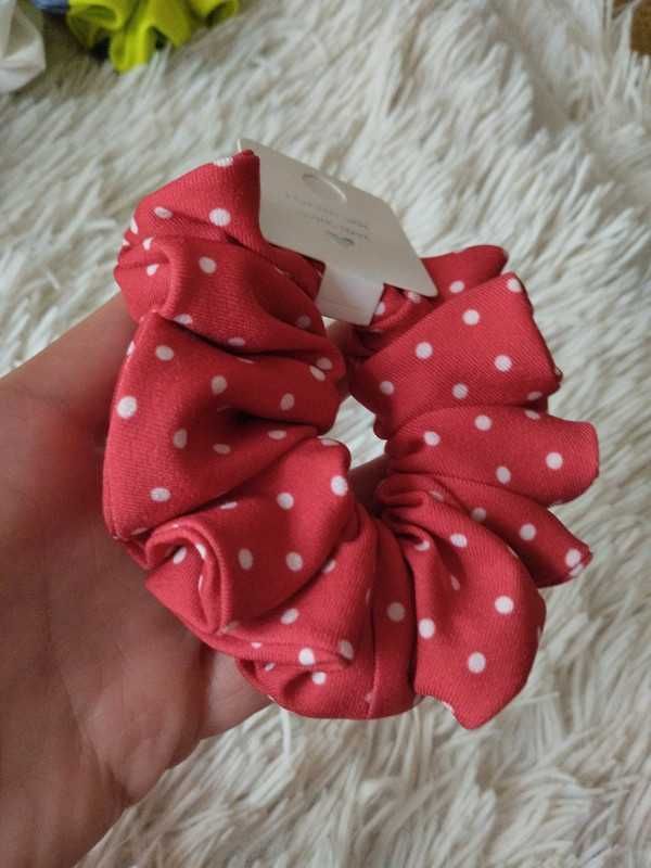 Czerwona gumka scrunchie / białe groszki