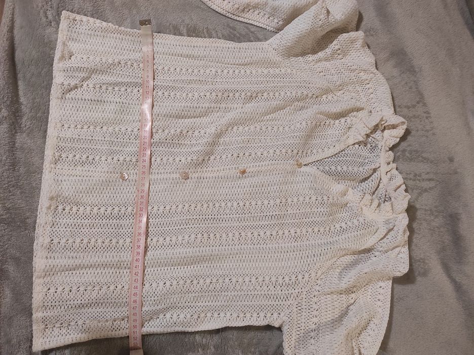 Блуза з довгими рукавами та V- подібним вирізом та гудзиками