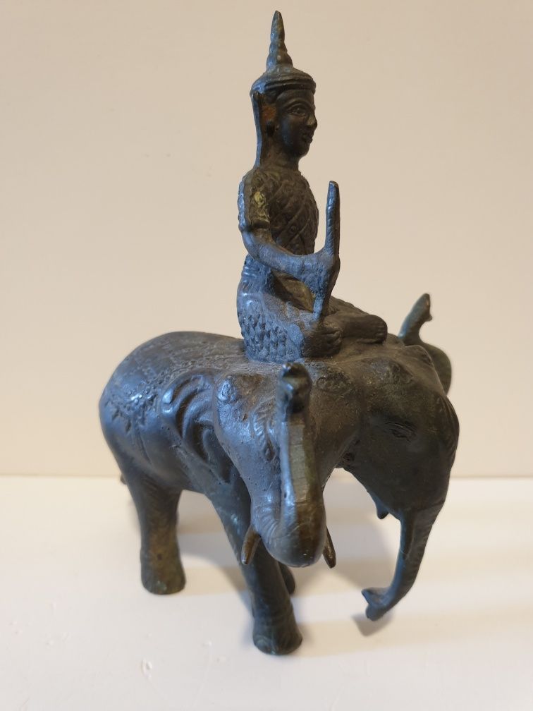 Antiga escultura asiática de Deuses Indra e Erawan em bronze