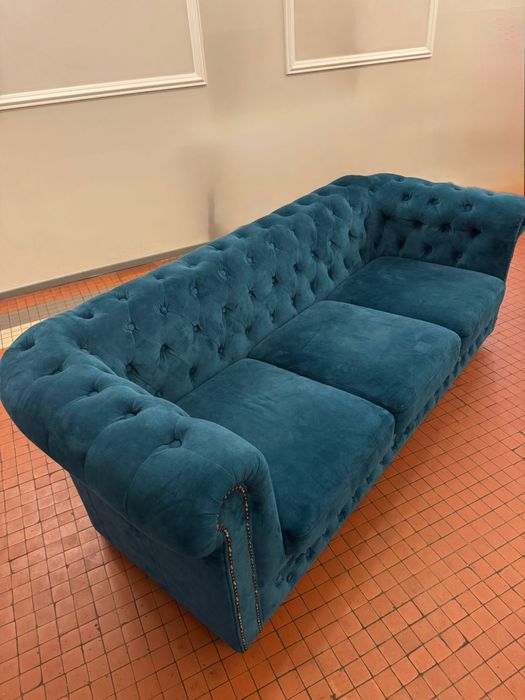 Sofa używana, w bardzo dobrym stanie. Solidna i reprezentacyjna.